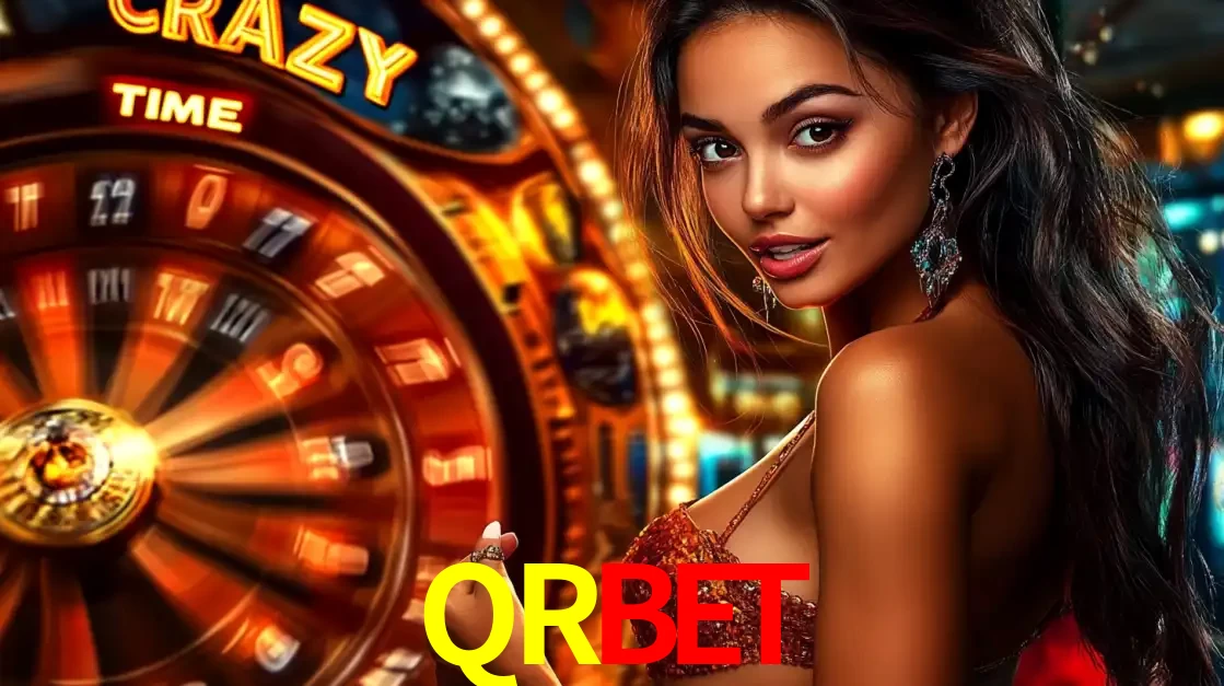 Mulher ao lado da roda de prêmios do jogo de cassino ao vivo Crazy Time, um dos shows de jogos mais emocionantes oferecidos pela plataforma de apostas QRBET.