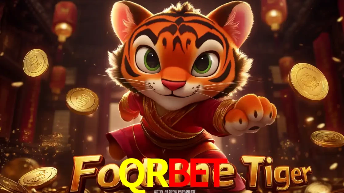 O carismático mascote do jogo de slot Fortune Tiger, um tigre fofo em pose de artes marciais, pronto para trazer sorte e multiplicadores de ganhos no cassino online QRBET.